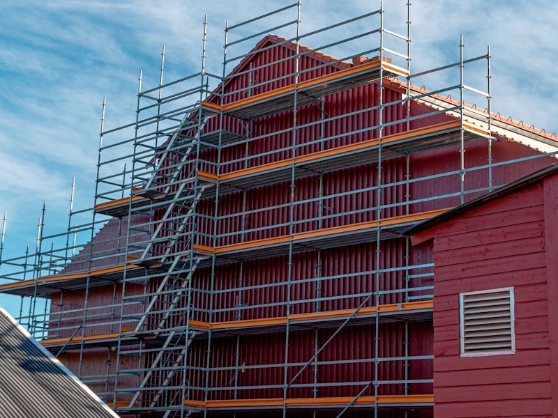 Eingerüstetes Haus, das Gerüst steht am ersten Tag