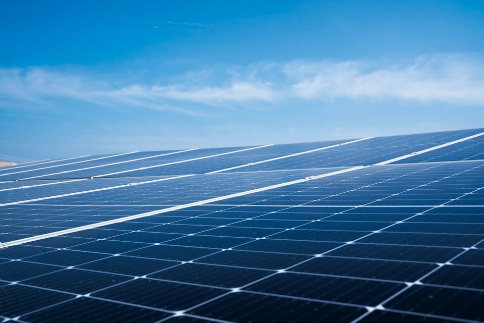 Photovoltaikmodule auf dem Dach vor blauem Himmel